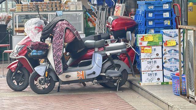 黨報調(diào)查|常閉式防火門“不常閉”<strong></p>
<p>防火門
</strong>,農(nóng)貿(mào)市場充電線“攔路”?:防火門