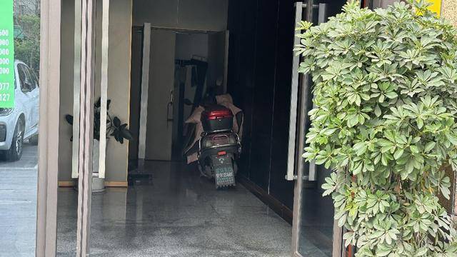 黨報調(diào)查|常閉式防火門“不常閉”<strong></p>
<p>防火門
</strong>,農(nóng)貿(mào)市場充電線“攔路”?:防火門