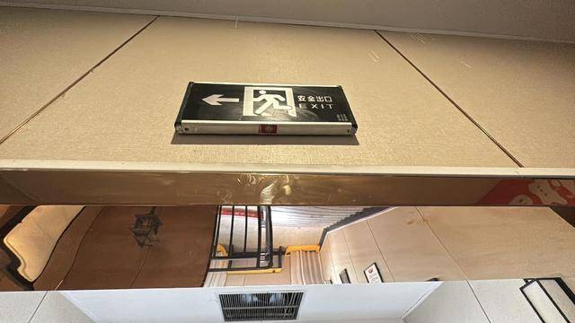 黨報調(diào)查|常閉式防火門“不常閉”<strong></p>
<p>防火門
</strong>,農(nóng)貿(mào)市場充電線“攔路”?:防火門