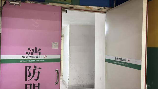 黨報調(diào)查|常閉式防火門“不常閉”<strong></p>
<p>防火門
</strong>,農(nóng)貿(mào)市場充電線“攔路”?:防火門