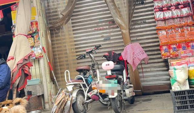 黨報調(diào)查|常閉式防火門“不常閉”<strong></p>
<p>防火門
</strong>,農(nóng)貿(mào)市場充電線“攔路”?:防火門