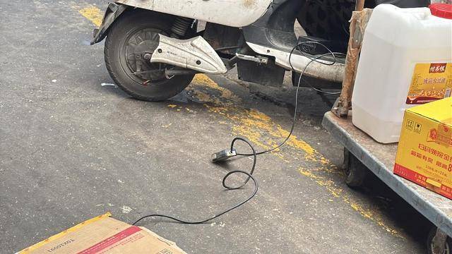 黨報調(diào)查|常閉式防火門“不常閉”<strong></p>
<p>防火門
</strong>,農(nóng)貿(mào)市場充電線“攔路”?:防火門