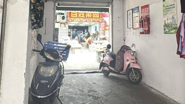 黨報調(diào)查|常閉式防火門“不常閉”<strong></p>
<p>防火門
</strong>,農(nóng)貿(mào)市場充電線“攔路”?:防火門