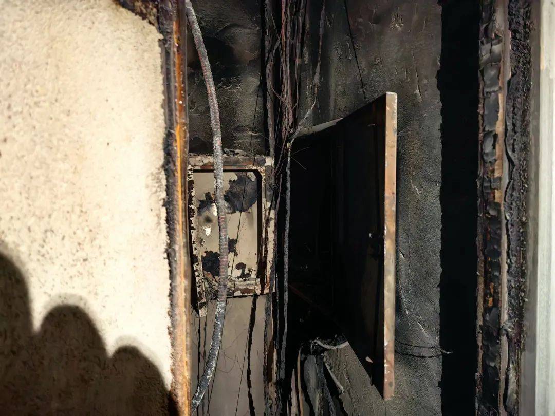 電纜井起火！防火門“一夫當關”<strong></p>
<p>防火門
</strong>，功不可沒:防火門
