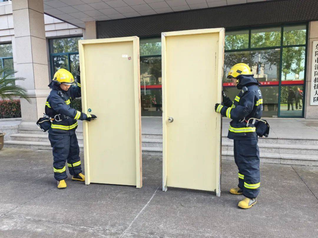 ?假冒偽劣防火門<strong></p>
<p>防火門
</strong>,就是火災的奪命“幫兇”!:防火門