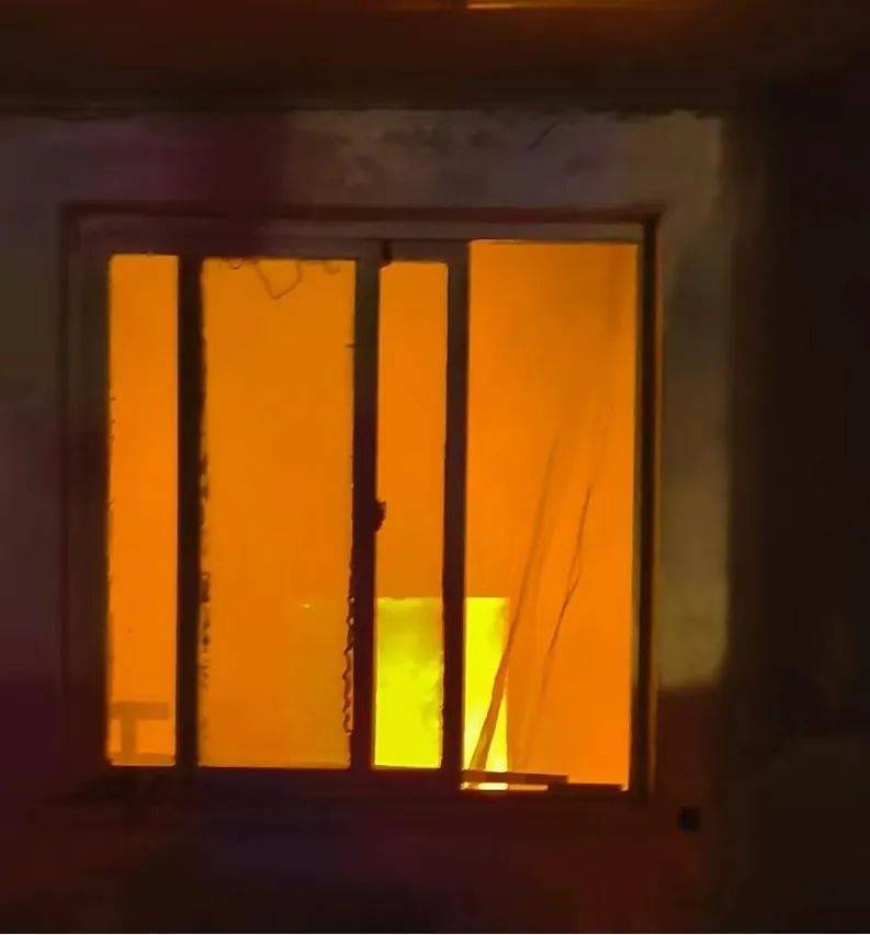 他們徒手拆開卷簾門后<strong></p>
<p>卷簾門</strong>，煤氣罐爆炸了……:卷簾門