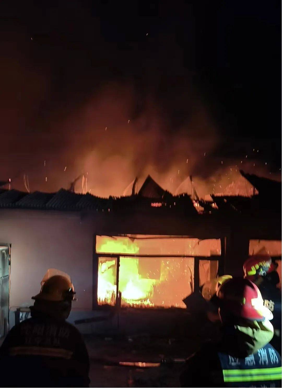 他們徒手拆開卷簾門后<strong></p>
<p>卷簾門</strong>，煤氣罐爆炸了……:卷簾門