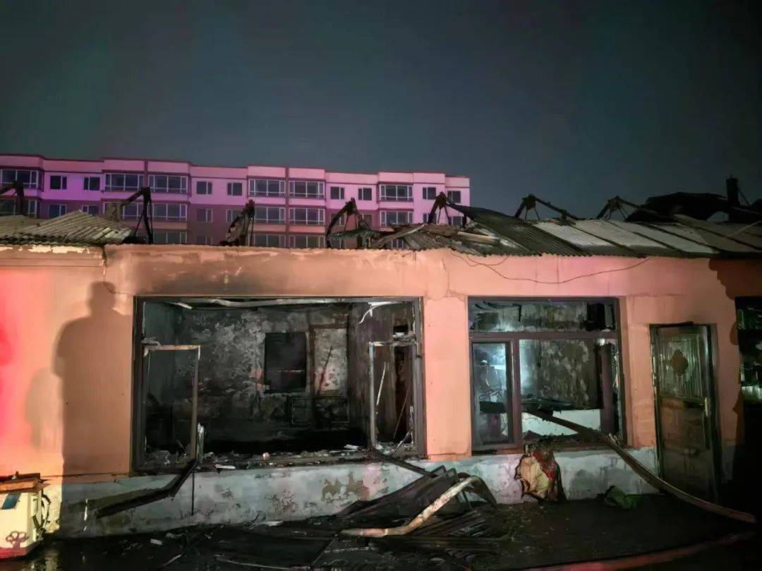 他們徒手拆開卷簾門后<strong></p>
<p>卷簾門</strong>，煤氣罐爆炸了……:卷簾門