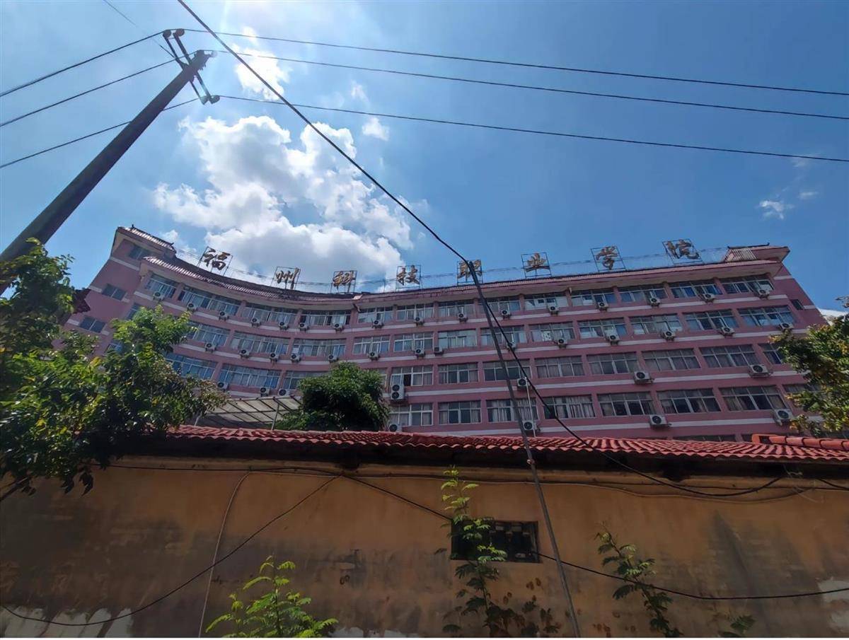 高校用卷簾門做大門<strong></p>
<p>卷簾門</strong>，網友調侃“這么潦草”？校方回應:卷簾門