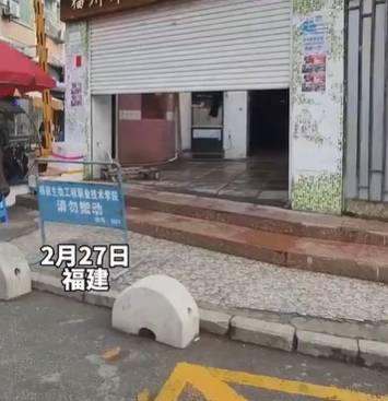 38畝大學(xué)校門居然是卷簾門 網(wǎng)友：這么潦草的嗎:卷簾門