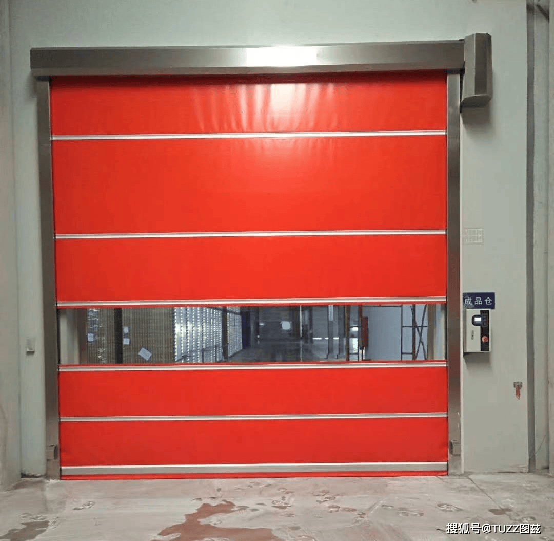 安裝在車間門口的pvc快速卷簾門:卷簾門