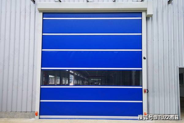 安裝在車間門口的pvc快速卷簾門:卷簾門