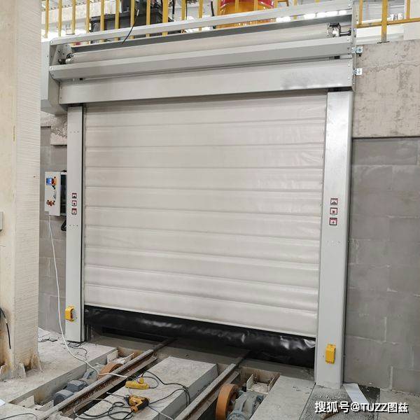 噴砂房快速卷簾門<strong></p>
<p>卷簾門</strong>,耐磨防灰塵:卷簾門