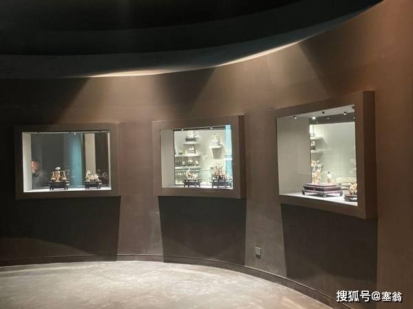 # 智能守護的神器：博物館展柜電動門電動機的奧秘 ## 引言：博物館的守護者 你是否曾駐足思考，博物館中那些典雅的展柜，門是如何優雅地開啟與閉合？過去:電動門