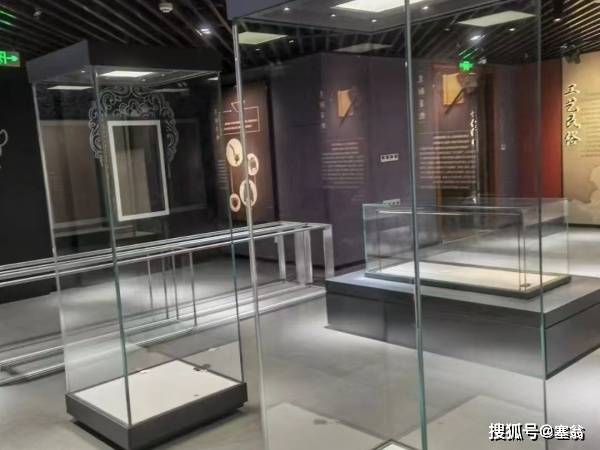 # 智能守護的神器：博物館展柜電動門電動機的奧秘 ## 引言：博物館的守護者 你是否曾駐足思考<strong></p>
<p>電動門
</strong>，博物館中那些典雅的展柜，門是如何優(yōu)雅地開啟與閉合？過去:電動門
